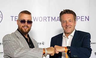 Ralf Weber (r.) freut sich über eine erfolgreiche Tenniswoche in Halle. Am Samstag begrüßte er Deutsch-Rapper und Superstar Kollegah auf der Anlage. - TWO/Valentin Diehl Ralf Weber (r.) freut sich über eine erfolgreiche Tenniswoche in Halle. Am Samstag begrüßte er Deutsch-Rapper und Superstar Kollegah auf der Anlage. - TWO/Valentin Diehl