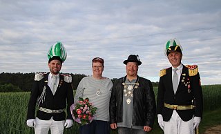 Adjutant Sebastian Bolte (v. l.), Königin Manuela Rottländer, Schützenkönig Bernd Rottländer und Oberst Dirk Kaufmann steht die Freude im Gesicht. - Schützengilde Beller Adjutant Sebastian Bolte (v. l.), Königin Manuela Rottländer, Schützenkönig Bernd Rottländer und Oberst Dirk Kaufmann steht die Freude im Gesicht. - Schützengilde Beller