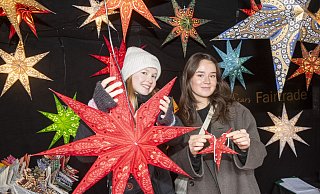 Clara Wrede (18) und Marie Wulfmeyer (18) verkaufen am Stand von "Just Stars" Sterne aus Papier. - Jörg Dieckmann Clara Wrede (18) und Marie Wulfmeyer (18) verkaufen am Stand von "Just Stars" Sterne aus Papier. - Jörg Dieckmann