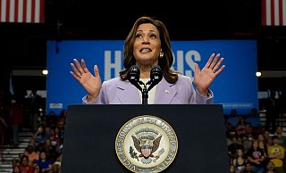 Harris greift in der Glücksspiel-Stadt Las Vegas einen Vorschlag Trumps auf. - Julia Nikhinson/AP/dpa Harris greift in der Glücksspiel-Stadt Las Vegas einen Vorschlag Trumps auf. - Julia Nikhinson/AP/dpa