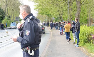 Insgesamt rund 160 Menschen reihten sich in die Menschenkette gegen Corona-Maßnahmen an der Kreuzung B 239/B65 in Lübbecke ein. - Joern Spreen-Ledebur Insgesamt rund 160 Menschen reihten sich in die Menschenkette gegen Corona-Maßnahmen an der Kreuzung B 239/B65 in Lübbecke ein. - Joern Spreen-Ledebur