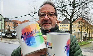 Zum Weihnachtsmarkt in der Neustadt im Vorjahr hatte Wilm Pollmann von der Lenkungsgruppe der Warburger Hanse eigens aufgelegte Tassen vorgestellt. Mit der Aufschrift Gemeinsam mehr wert werben sie für Warburg. - Dieter Scholz/Archiv Zum Weihnachtsmarkt in der Neustadt im Vorjahr hatte Wilm Pollmann von der Lenkungsgruppe der Warburger Hanse eigens aufgelegte Tassen vorgestellt. Mit der Aufschrift Gemeinsam mehr wert werben sie für Warburg. - Dieter Scholz/Archiv
