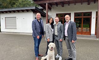 Christoph Wittler (Bad Wünnenberg Touristik, l.) und Bürgermeister Christian Carl (r.) freuen sich gemeinsam mit den neuen Pächtern Yanfei und Fabian Grünsteidl und Hund Harry auf die Wiedereröffnung des Ausflugslokals. - Stadt Bad Wünnenberg Christoph Wittler (Bad Wünnenberg Touristik, l.) und Bürgermeister Christian Carl (r.) freuen sich gemeinsam mit den neuen Pächtern Yanfei und Fabian Grünsteidl und Hund Harry auf die Wiedereröffnung des Ausflugslokals. - Stadt Bad Wünnenberg