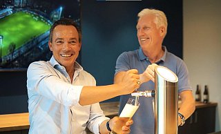 Thomas Hagedorn (links) und Rob Reekers sind am Zapfhahn des "Hagedorn's im Heidewald" bester Laune. - FuPa Thomas Hagedorn (links) und Rob Reekers sind am Zapfhahn des "Hagedorn's im Heidewald" bester Laune. - FuPa