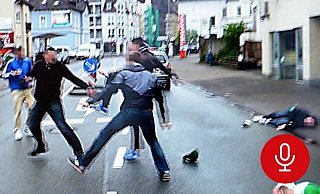 Junge Arminia-Ultras attackieren nach einem Heimspiel des DSC Arminia Bielefeld die Gästefans. - NW Junge Arminia-Ultras attackieren nach einem Heimspiel des DSC Arminia Bielefeld die Gästefans. - NW