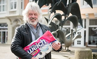 Draffoh Reinmann kennt sich inzwischen mit den Eigenschaften der verschiedenen Klopapiersorten aus. Das vierlagige vom Discounter eignet sich am besten für seine Kunst. - Ralf Bittner Draffoh Reinmann kennt sich inzwischen mit den Eigenschaften der verschiedenen Klopapiersorten aus. Das vierlagige vom Discounter eignet sich am besten für seine Kunst. - Ralf Bittner