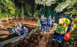 Rettungskräfte sichern einen Teich bei Fröndenberg, dessen Deich durch sintflutartige Regenfällen aufgeweicht wurde und zu brechen drohte. - picture alliance/dpa/Sauerlandreporter Rettungskräfte sichern einen Teich bei Fröndenberg, dessen Deich durch sintflutartige Regenfällen aufgeweicht wurde und zu brechen drohte. - picture alliance/dpa/Sauerlandreporter