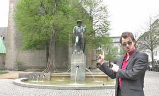 Dave Midnight alias David Müller aus dem Ruhrgebiet vor dem Leineweber-Denkmal am Altstädter Kirchplatz. Alle bekannten Plätze der Stadt hat Müller bei seinem Video-Dreh abgeklappert. - SCREENSHOT: PRIVAT Dave Midnight alias David Müller aus dem Ruhrgebiet vor dem Leineweber-Denkmal am Altstädter Kirchplatz. Alle bekannten Plätze der Stadt hat Müller bei seinem Video-Dreh abgeklappert. - SCREENSHOT: PRIVAT