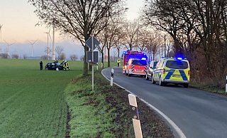 An der Dalheimer Straße bei Helmern kam ein Auto von der Fahrbahn ab. - Feuerwehr An der Dalheimer Straße bei Helmern kam ein Auto von der Fahrbahn ab. - Feuerwehr