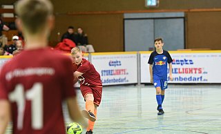 Hallenfußball ist ein Sammelbegriff für die in Sporthallen praktizierten Hallenvarianten des Fußballs: Ein Überblick über Regeln, Spielfeldgröße und bekannte Turniere. - Jürgen Krüger Hallenfußball ist ein Sammelbegriff für die in Sporthallen praktizierten Hallenvarianten des Fußballs: Ein Überblick über Regeln, Spielfeldgröße und bekannte Turniere. - Jürgen Krüger