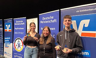 Ayleen (l.) und Noah Peschke rahmen die Mitorganisatorin der Deutschen Meisterschaft im Kopfrechnen, Elke Kuge, ein. - Elke Kuge Ayleen (l.) und Noah Peschke rahmen die Mitorganisatorin der Deutschen Meisterschaft im Kopfrechnen, Elke Kuge, ein. - Elke Kuge