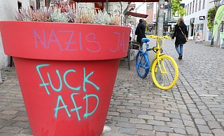 An rund einem Dutzend Stellen in der Höxteraner Innenstadt sind die Graffitti-Schmierereien aufgetaucht. - Simone Flörke An rund einem Dutzend Stellen in der Höxteraner Innenstadt sind die Graffitti-Schmierereien aufgetaucht. - Simone Flörke