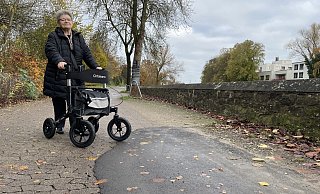 Wegen eines Schlaglochs am Frühlingsweg an der Else ist Norma Schulte gestürzt. Das ist nun ausgebessert. Durch das unterschiedliche Material bleiben trotzdem Unebenheiten vorhanden. - Shannon-Lee Bendig Wegen eines Schlaglochs am Frühlingsweg an der Else ist Norma Schulte gestürzt. Das ist nun ausgebessert. Durch das unterschiedliche Material bleiben trotzdem Unebenheiten vorhanden. - Shannon-Lee Bendig