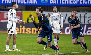Beim Hinspiel gegen Nürnberg traf Calvin Brackelmann (vorne l.) in letzter Minute zum Paderborner 3:2-Sieg. Beim Rückspiel am Karsamstag muss der SCP-Verteidiger leider verletzungsbedingt passen. - picture alliance/dpa Beim Hinspiel gegen Nürnberg traf Calvin Brackelmann (vorne l.) in letzter Minute zum Paderborner 3:2-Sieg. Beim Rückspiel am Karsamstag muss der SCP-Verteidiger leider verletzungsbedingt passen. - picture alliance/dpa