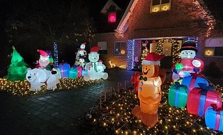 Eisbär, Schneemann und Weihnachtsmann zieren den Vorgarten an der StraßeAm Sandbrink. So eine pompöse Weihnachtsdekoration sieht man nicht allzu oft. - Damaris Schwarz Eisbär, Schneemann und Weihnachtsmann zieren den Vorgarten an der StraßeAm Sandbrink. So eine pompöse Weihnachtsdekoration sieht man nicht allzu oft. - Damaris Schwarz