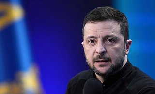 Der ukrainische Präsident Wolodymyr Selenskyj ist auch zum Rücktritt bereit im Gegenzug für einen Nato-Beitritt des Landes. - Evgeniy Maloletka/AP/dpa Der ukrainische Präsident Wolodymyr Selenskyj ist auch zum Rücktritt bereit im Gegenzug für einen Nato-Beitritt des Landes. - Evgeniy Maloletka/AP/dpa