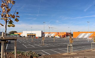 Auf dem Parkplatz des neuen Hornbach-Baumarkts in Paderborn wurden bereits Bäume gepflanzt. - Mareike Gröneweg Auf dem Parkplatz des neuen Hornbach-Baumarkts in Paderborn wurden bereits Bäume gepflanzt. - Mareike Gröneweg