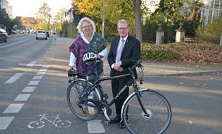 Hoffen auf viele Anregungen für das neue Alltagsradwegekonzept: Bürgermeister Thomas Meyer und Dorothea Bröring von der Stadt Enger. - Mareike Patock Hoffen auf viele Anregungen für das neue Alltagsradwegekonzept: Bürgermeister Thomas Meyer und Dorothea Bröring von der Stadt Enger. - Mareike Patock