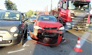 Beide Fahrzeuge waren nach der Kollision auf der B64 in Höxter nicht mehr fahrbereit. - Polizei Höxter Beide Fahrzeuge waren nach der Kollision auf der B64 in Höxter nicht mehr fahrbereit. - Polizei Höxter