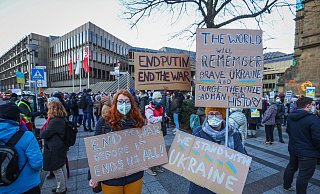 Die Mahnwache zum Ukrainekrieg vor dem Rathaus. - Sarah Jonek Fotografie Die Mahnwache zum Ukrainekrieg vor dem Rathaus. - Sarah Jonek Fotografie