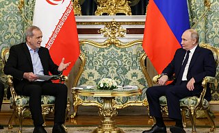 Russland und der Iran haben eine strategische Partnerschaft geschlossen - allerdings ohne eine Klausel über einen gegenseitigen militärischen Beistand. (Archivbild) - Vyacheslav Prokofyev/Pool Sputnik Kremlin/AP/dpa Russland und der Iran haben eine strategische Partnerschaft geschlossen - allerdings ohne eine Klausel über einen gegenseitigen militärischen Beistand. (Archivbild) - Vyacheslav Prokofyev/Pool Sputnik Kremlin/AP/dpa