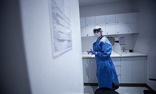 Ärzte und Pflegepersonal sind laut Bundesgesundheitsministerium gefährdet - und müssen gleichzeitig die Ausbreitung des Virus verhindern. - picture alliance Ärzte und Pflegepersonal sind laut Bundesgesundheitsministerium gefährdet - und müssen gleichzeitig die Ausbreitung des Virus verhindern. - picture alliance