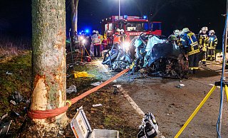 Der Mercedes wurde bei dem Unfall in der Nähe von Bad Wünnenberg-Leiberg nahezu vollständig zerstört. - Ralph Meyer Der Mercedes wurde bei dem Unfall in der Nähe von Bad Wünnenberg-Leiberg nahezu vollständig zerstört. - Ralph Meyer