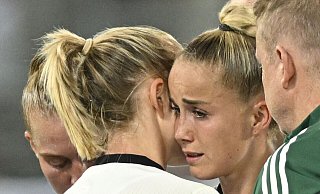 Ein Bild, das alles sagt: Für Giulia Gwinn ist die EM früh beendet. - Gian Ehrenzeller/KEYSTONE/dpa Ein Bild, das alles sagt: Für Giulia Gwinn ist die EM früh beendet. - Gian Ehrenzeller/KEYSTONE/dpa