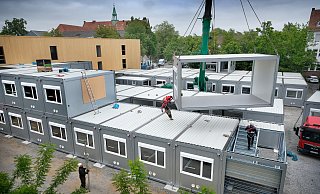 Täglich werden neue Module für die Container-Schule auf dem Sportplatz des ESG angeliefert. - Andreas Frücht Täglich werden neue Module für die Container-Schule auf dem Sportplatz des ESG angeliefert. - Andreas Frücht