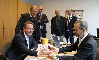 Georg Backhausen misst bei Volker Böttcher, Vorstand der Sparkasse Minden-Lübbecke die Blutwerte. Paul Gauselmann (v. l.), Peter Schellinger, Karl-Friedrich Rahe (stellv. Lübbecker Bürgermeister) und ?Stefan Kröger (stellv. Leiter der Geschäftsstelle Lübbecke) schauen interessiert zu. - Klaus Frensing Georg Backhausen misst bei Volker Böttcher, Vorstand der Sparkasse Minden-Lübbecke die Blutwerte. Paul Gauselmann (v. l.), Peter Schellinger, Karl-Friedrich Rahe (stellv. Lübbecker Bürgermeister) und ?Stefan Kröger (stellv. Leiter der Geschäftsstelle Lübbecke) schauen interessiert zu. - Klaus Frensing