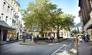 Emil-Groß-Platz: Die Straßen rund um die kleine Grünfläche sollen für den Autoverkehr gesperrt werden. Versenkbare Poller könnten dafür sorgen, dass die Zufahrt zu bestimmten Zeiten für den Lieferverkehr frei bleibt. - Barbara Franke Emil-Groß-Platz: Die Straßen rund um die kleine Grünfläche sollen für den Autoverkehr gesperrt werden. Versenkbare Poller könnten dafür sorgen, dass die Zufahrt zu bestimmten Zeiten für den Lieferverkehr frei bleibt. - Barbara Franke