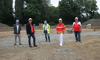 Erbauer und Nutzer: Architekt Bernard Hardick, Badleiterin Kerstin Lech, Architekt René van Tuijl, Karola Finke-Weber (DLRG) und Torsten Ransiek (TG Ennigloh). - Björn Kenter Erbauer und Nutzer: Architekt Bernard Hardick, Badleiterin Kerstin Lech, Architekt René van Tuijl, Karola Finke-Weber (DLRG) und Torsten Ransiek (TG Ennigloh). - Björn Kenter
