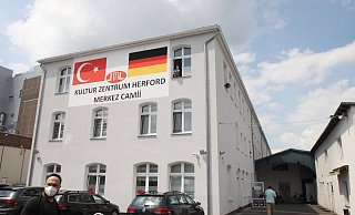 Gläubige auf dem Weg in die Ditib-Moschee an der Bielefelder Straße , wo sich die Muslime Freitagmittag trafen. - Peter Steinert Gläubige auf dem Weg in die Ditib-Moschee an der Bielefelder Straße , wo sich die Muslime Freitagmittag trafen. - Peter Steinert