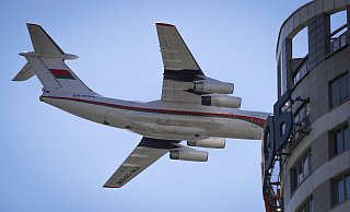 Ein Modell des schweren Transportflugzeugs Iljuschin Il-76 (Archivbild). - Sergei Grits/AP/dpa Ein Modell des schweren Transportflugzeugs Iljuschin Il-76 (Archivbild). - Sergei Grits/AP/dpa