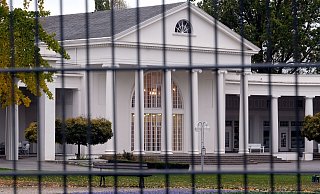 Zuletzt diskutierte der Betriebsausschuss des Staatsbades im September 2024 darüber, den Kurpark wieder einzuzäunen. Da ging es darum, Verschmutzungen und Zerstörungen im Kurpark zu verhindern. Der Ausschuss lehnte einen Zaun um das Gartendenkmal damals ab. - Thorsten Gödecker Zuletzt diskutierte der Betriebsausschuss des Staatsbades im September 2024 darüber, den Kurpark wieder einzuzäunen. Da ging es darum, Verschmutzungen und Zerstörungen im Kurpark zu verhindern. Der Ausschuss lehnte einen Zaun um das Gartendenkmal damals ab. - Thorsten Gödecker