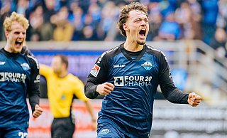 So jubelte Aaron Zehnter am Samstag über seinen Treffer zum 5:3-Endstand gegen Kaiserslautern. Teamkollege Mattes Hansen (hinten l.) hatte den Assist geliefert. - Besim Mazhiqi So jubelte Aaron Zehnter am Samstag über seinen Treffer zum 5:3-Endstand gegen Kaiserslautern. Teamkollege Mattes Hansen (hinten l.) hatte den Assist geliefert. - Besim Mazhiqi