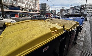 Die Müllbehälter auf dem Jahnplatz sind den Bezirksvertretern ein Dorn im Auge. - Michael Schläger Die Müllbehälter auf dem Jahnplatz sind den Bezirksvertretern ein Dorn im Auge. - Michael Schläger