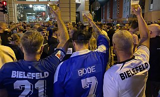 Stößchen: Die Fans freuen sich über die Eröffnung der Schankwirtschaft "Zum Eckstoß" an Bielefelds beliebtester Kneipenkreuzung im Westen der Stadt. - Heimo Stefula Stößchen: Die Fans freuen sich über die Eröffnung der Schankwirtschaft "Zum Eckstoß" an Bielefelds beliebtester Kneipenkreuzung im Westen der Stadt. - Heimo Stefula
