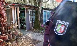 Ermittler durchsuchen im März 2019 die Parzelle von Andreas V. Der Tatort ist schon länst Geschichte, die Baracke längst abgerissen. - Bernhard Preuss Ermittler durchsuchen im März 2019 die Parzelle von Andreas V. Der Tatort ist schon länst Geschichte, die Baracke längst abgerissen. - Bernhard Preuss