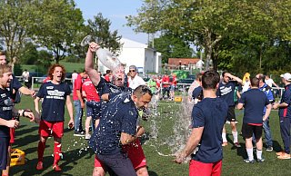 Voll erwischt: Die Bierdusche für Frisch-Auf-Trainer Ümüt Gözlükcü. - Benjamin Büschenfeld | Sportfoto-OWL.de Voll erwischt: Die Bierdusche für Frisch-Auf-Trainer Ümüt Gözlükcü. - Benjamin Büschenfeld | Sportfoto-OWL.de