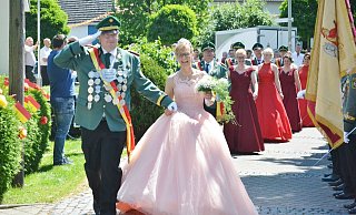 Bildeten den strahlenden Mittelpunkt: Die Majestäten Volker und Claudia Klute, die von den Hofstaatpaaren Udo und Bianca Lehmann, Jörg und Ulrike Potthast, Markus und Ursula Middeke sowie Andreas und Hiltrud Mügge begleitet wurden. - Silke Riethmüller Bildeten den strahlenden Mittelpunkt: Die Majestäten Volker und Claudia Klute, die von den Hofstaatpaaren Udo und Bianca Lehmann, Jörg und Ulrike Potthast, Markus und Ursula Middeke sowie Andreas und Hiltrud Mügge begleitet wurden. - Silke Riethmüller