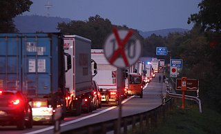 Stau bis in Autobahnkreuz: Die A2 ist am Abend Richtung Hannover gesperrt worden, weil ein Lastwagen zwischen Bad Oeynhausen und Porta Westfalica Ladung verloren hat. - Ulf Hanke Stau bis in Autobahnkreuz: Die A2 ist am Abend Richtung Hannover gesperrt worden, weil ein Lastwagen zwischen Bad Oeynhausen und Porta Westfalica Ladung verloren hat. - Ulf Hanke