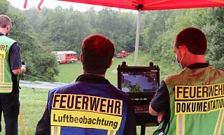 Oberhalb der Naturbühne haben die Drohnenexperten der Feuerwehr Bünde ihre Technik aufgebaut. Links im Bild ist der Drohnenpilot zu sehen. - Dirk Windmöller Oberhalb der Naturbühne haben die Drohnenexperten der Feuerwehr Bünde ihre Technik aufgebaut. Links im Bild ist der Drohnenpilot zu sehen. - Dirk Windmöller