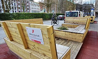 Die Sitzlandschaften am Altstädter Kirchplatz werden abgebaut. - Barbara Franke Die Sitzlandschaften am Altstädter Kirchplatz werden abgebaut. - Barbara Franke