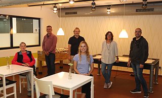 Sigrid Henselmeyer (Bündnis, v.l.), Christian Redeker (Jugendzentrum Riff), Jürgen Birtsch (Bündnis), Ramona Kämper (Bündnis), Stefanie Voss (VHS) und Jürgen Schwartz (Jugendkunstschule) haben das Projekt konzipiert. - Dirk Windmöller Sigrid Henselmeyer (Bündnis, v.l.), Christian Redeker (Jugendzentrum Riff), Jürgen Birtsch (Bündnis), Ramona Kämper (Bündnis), Stefanie Voss (VHS) und Jürgen Schwartz (Jugendkunstschule) haben das Projekt konzipiert. - Dirk Windmöller