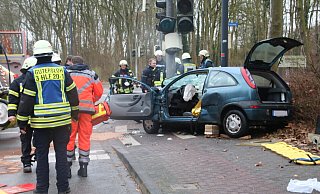 In Gütersloh auf der B16 hat es schwer gekracht. Ein Auto kollidierte mit einem Ampelmast. - Thorsten Heß In Gütersloh auf der B16 hat es schwer gekracht. Ein Auto kollidierte mit einem Ampelmast. - Thorsten Heß