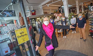 Christina Rüter (vorne) und ihr Team tragen Mundschutz. Ihren Laden an der Obernstraße hat sie in den vergangenen Wochen renovieren lassen. Fotos (3): Sarah Jonek - Sarah Jonek Christina Rüter (vorne) und ihr Team tragen Mundschutz. Ihren Laden an der Obernstraße hat sie in den vergangenen Wochen renovieren lassen. Fotos (3): Sarah Jonek - Sarah Jonek