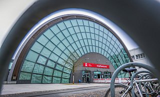Im Impfzentrum wird weiter trotz weniger Dosen mit Hochdruck geimpft. Dabei kommt es allerdings zu erheblichen Wartezeiten. - Sarah Jonek Im Impfzentrum wird weiter trotz weniger Dosen mit Hochdruck geimpft. Dabei kommt es allerdings zu erheblichen Wartezeiten. - Sarah Jonek