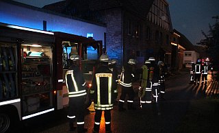 In Brakel-Gehrden: Noch während die Feuerwehr den Blitzschlag am Alten Graben 6 abarbeitet, wird Brandgeruch im Bäckereibetrieb Pape schräg gegenüber auf der anderen Straßenseite festgestellt. - Burkhard Battran In Brakel-Gehrden: Noch während die Feuerwehr den Blitzschlag am Alten Graben 6 abarbeitet, wird Brandgeruch im Bäckereibetrieb Pape schräg gegenüber auf der anderen Straßenseite festgestellt. - Burkhard Battran