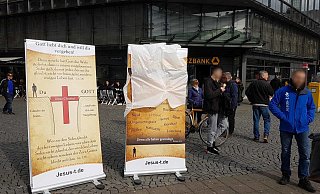 Das verhüllte Poster im Mittelpunkt der Aktion. - privat Das verhüllte Poster im Mittelpunkt der Aktion. - privat